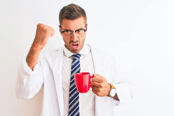 Ung Stilig Terapeut Man Dricka Kaffe Över Isolerad Bakgrund Irriterad — Stockfoto