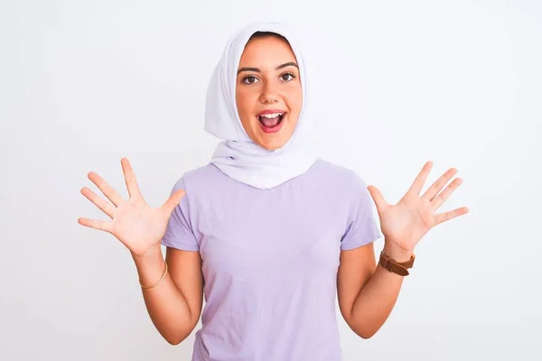 Ung Vacker Arabiskt Flicka Bär Hijab Stående Över Isolerad Vit — Stockfoto