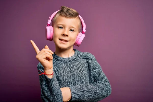 Pequeño Niño Caucásico Joven Con Auriculares Escuchando Música Sobre Fondo — Foto de Stock