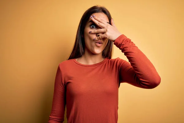 Mladá Krásná Brunetka Žena Neformálním Tričku Stojící Nad Žlutým Pozadím — Stock fotografie