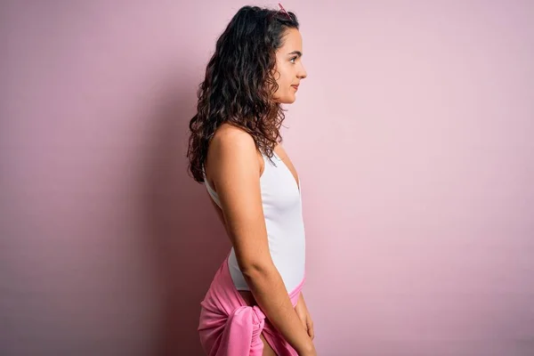 Hermosa Mujer Con Cabello Rizado Vacaciones Con Traje Baño Blanco —  Fotos de Stock