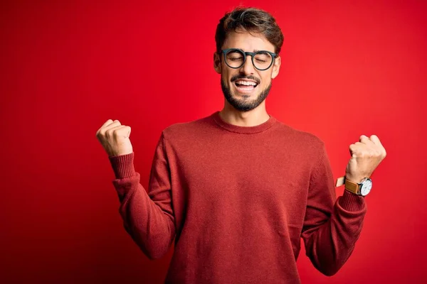 Jonge Knappe Man Met Baard Die Een Bril Draagt Trui — Stockfoto