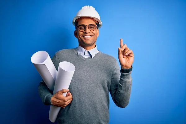 Junger Afrikanisch Amerikanischer Architekt Mit Schutzhelm Der Blauabdrücke Hält Überrascht — Stockfoto