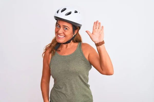 中年成熟的骑自行车的女人 头戴安全帽 身披孤独寂寞的背景 — 图库照片