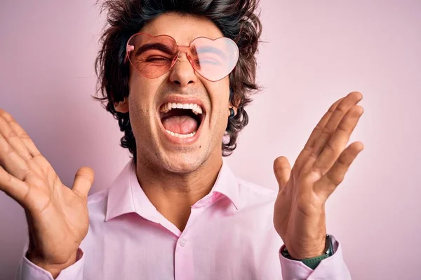 Ung Stilig Man Bär Glasögon Med Hjärtform Över Isolerade Rosa — Stockfoto