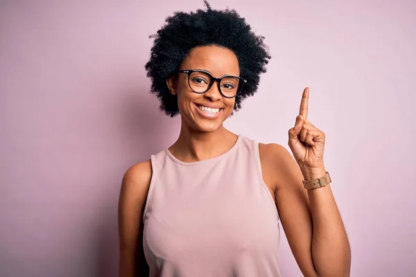 Jeune Belle Afro Afro Américaine Aux Cheveux Bouclés Portant Shirt — Photo