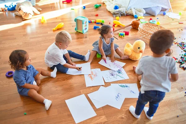 Adorável Grupo Crianças Sentadas Chão Desenho Usando Papel Lápis Torno — Fotografia de Stock