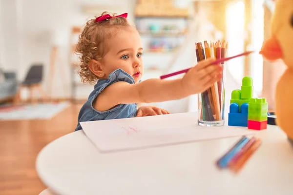 Prachtige Kaukasische Baby Spelen Met Speelgoed Kleurrijke Speelkamer Vrolijke Speelse — Stockfoto