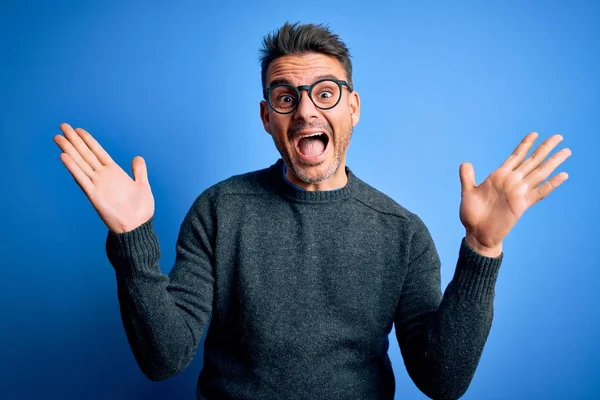 Young Handsome Man Wearing Casual Sweater Glasses Standing Blue Background — Stock Photo, Image