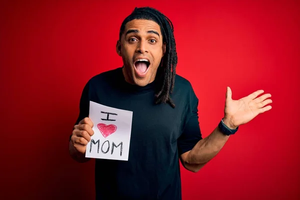 Joven Afroamericano Hombre Sosteniendo Amor Mamá Mensaje Papel Celebrando Madres — Foto de Stock