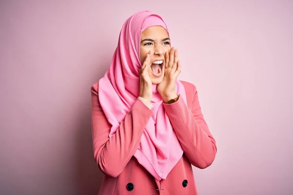 Νεαρό Όμορφο Κορίτσι Που Φοράει Muslim Χιτζάμπ Στέκεται Πάνω Από — Φωτογραφία Αρχείου