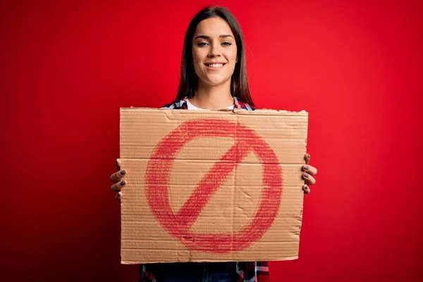 Joven Hermosa Morena Sosteniendo Pancarta Con Señal Prohibida Sobre Fondo —  Fotos de Stock
