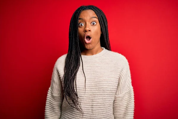 Joven Mujer Afroamericana Vistiendo Suéter Casual Invierno Sobre Fondo Rojo —  Fotos de Stock