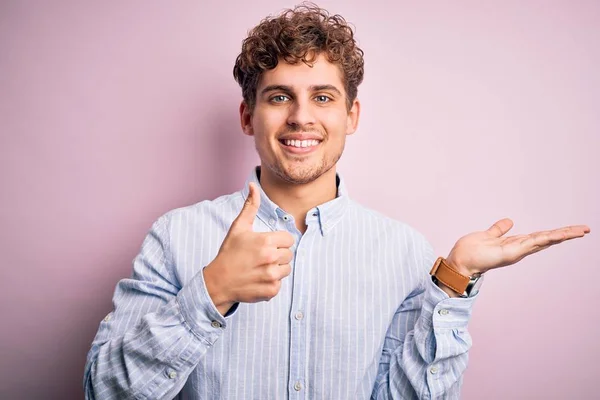 Junger Blonder Gutaussehender Mann Mit Lockigem Haar Trägt Gestreiftes Hemd — Stockfoto