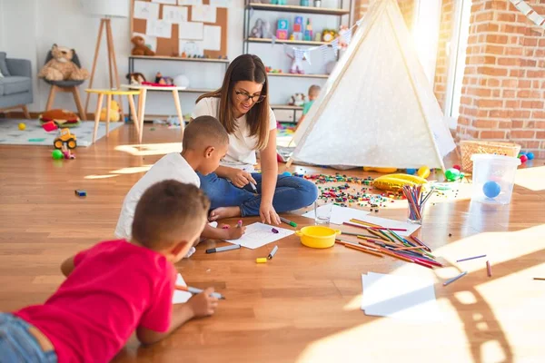 Young Beautiful Teacher Toddlers Sitting Floor Drawing Lots Toys Kindergarten — Stock Photo, Image