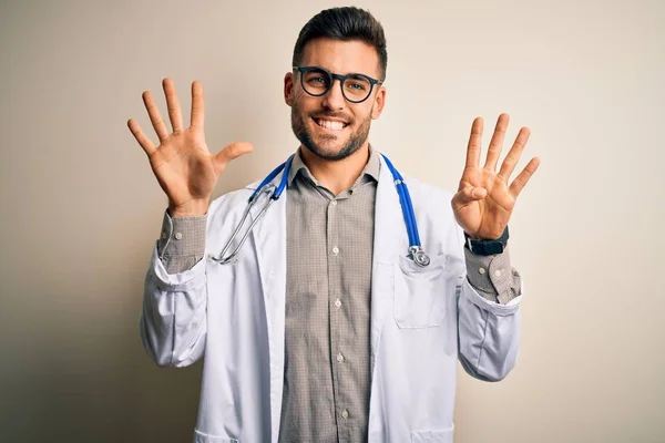 Joven Doctor Con Gafas Bata Blanca Médica Estetoscopio Sobre Fondo — Foto de Stock