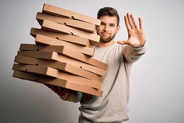 Ung Blond Man Med Skägg Och Blå Ögon Håller Kartonger — Stockfoto