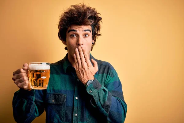 Νεαρός Όμορφος Άντρας Πίνει Μπύρα Στέκεται Πάνω Από Απομονωμένο Κίτρινο — Φωτογραφία Αρχείου