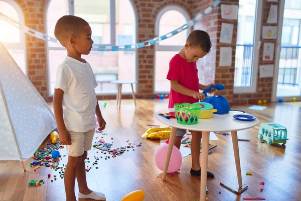 Adoráveis Crianças Brincando Torno Muitos Brinquedos Jardim Infância — Fotografia de Stock