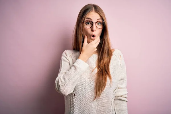 Giovane Bella Rossa Donna Indossa Maglione Casual Occhiali Sfondo Rosa — Foto Stock