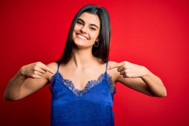 Zarif ve rahat iç çamaşırı giyen genç, güzel esmer kadın. Kendine güvenen, gülümseyen, kendini gururlu ve mutlu gösteren kadın..