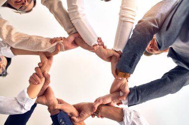 Ofiste el ele duran bir grup işçi.