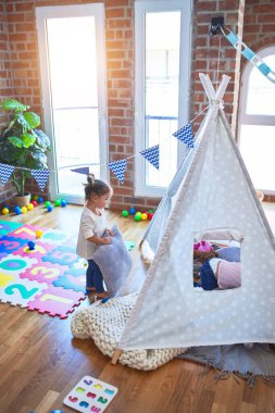 Sevimli bebekler, Tip 'in içinde, anaokulunda sırıtarak battaniyenin üzerine uzanırlar.