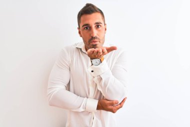 Soyutlanmış arka plan üzerinde zarif gömlekler giyen genç yakışıklı iş adamı havayla öpüşen kameraya bakıyor. Güzel ve seksi. Aşk ifadesi.