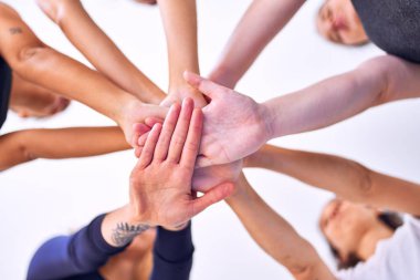 Genç ve güzel sporcular elleriyle jest yapıyor.