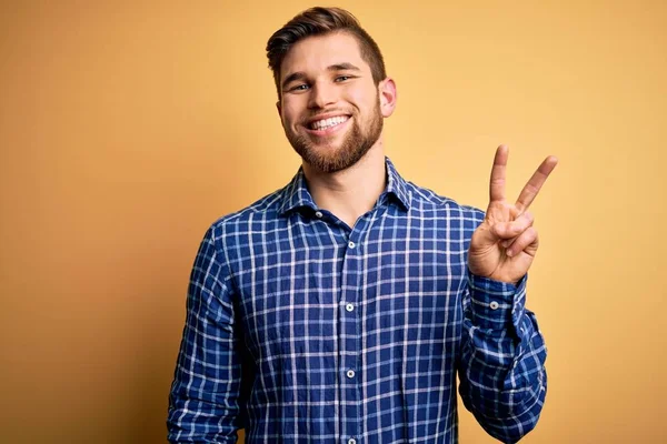 Jovem Empresário Loiro Com Barba Olhos Azuis Vestindo Camisa Sobre — Fotografia de Stock