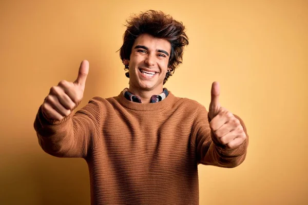 캐주얼 스웨터 잘생긴 남자가 배경에서 손으로 적극적 행동을 승인하고 웃으며 — 스톡 사진
