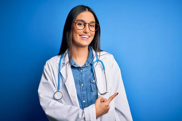 Mavi Arka Planda Steteskop Gözlük Takan Genç Güzel Bir Doktor — Stok fotoğraf