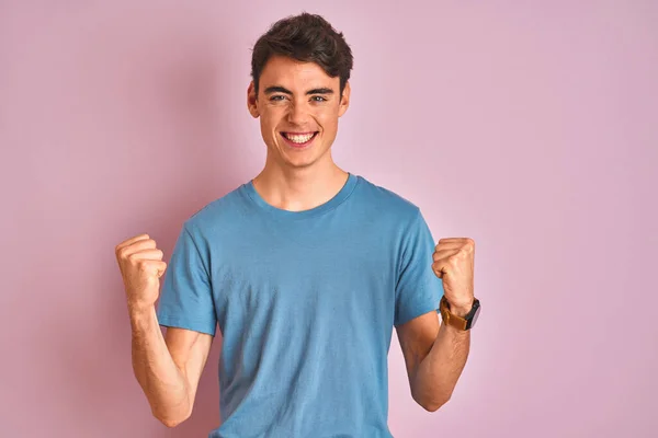 Menino Adolescente Vestindo Camiseta Casual Sobre Fundo Isolado Azul Comemorando — Fotografia de Stock