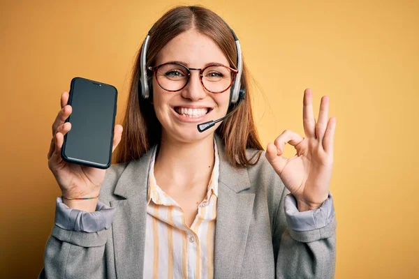 Junge Rothaarige Callcenter Agentin Mit Headset Hält Bildschirm Des Smartphones — Stockfoto