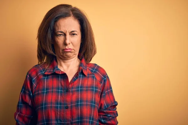 Medioevo Bella Donna Indossa Camicia Casual Piedi Sopra Isolato Sfondo — Foto Stock