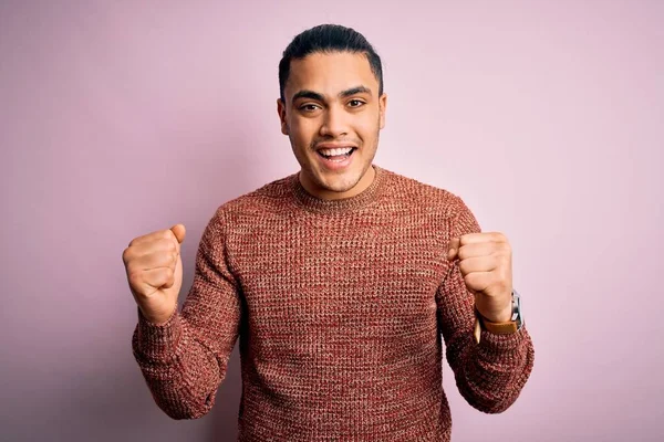 브라질 의젊은 남자는 평상치 스웨터 고립된 분홍색 축하하며 놀라고 놀랐다 — 스톡 사진