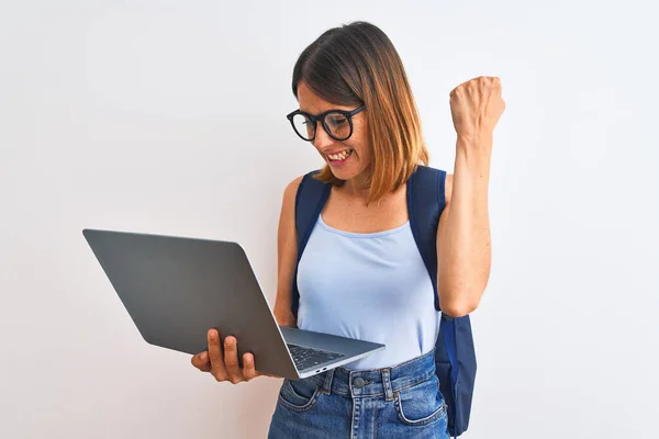 Hermosa Estudiante Pelirroja Mujer Con Una Mochila Uso Computadora Portátil — Foto de Stock