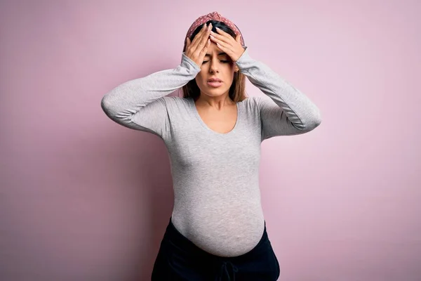 Jonge Mooie Brunette Vrouw Zwanger Verwacht Baby Geïsoleerde Roze Achtergrond — Stockfoto