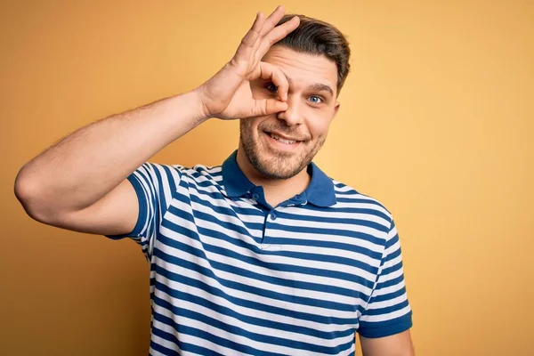 Mladý Muž Modrýma Očima Sobě Ležérní Pruhované Tričko Přes Žluté — Stock fotografie