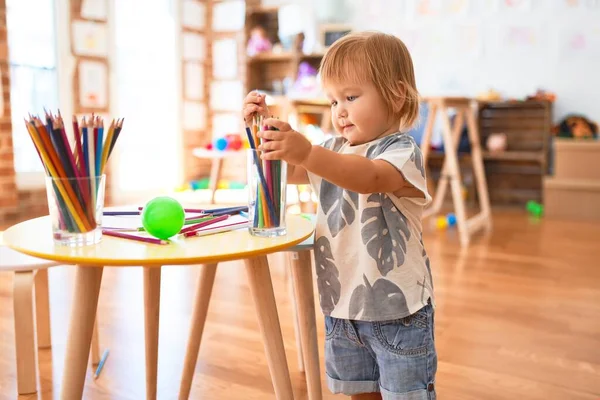 Schattige Peuter Met Potloden Rond Veel Speelgoed Kleuterschool — Stockfoto