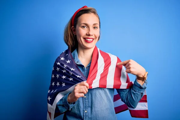 Ung Vacker Blond Kvinna Bär Usa Flagga Över Isolerad Blå — Stockfoto