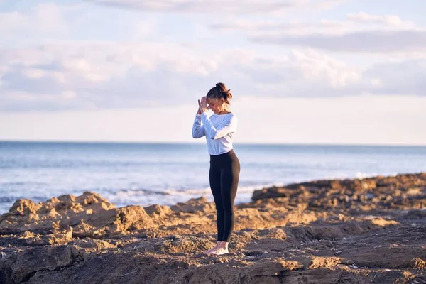 Joven Hermosa Deportista Practicando Yoga Entrenador Enseñanza Montaña Pose Playa — Foto de Stock