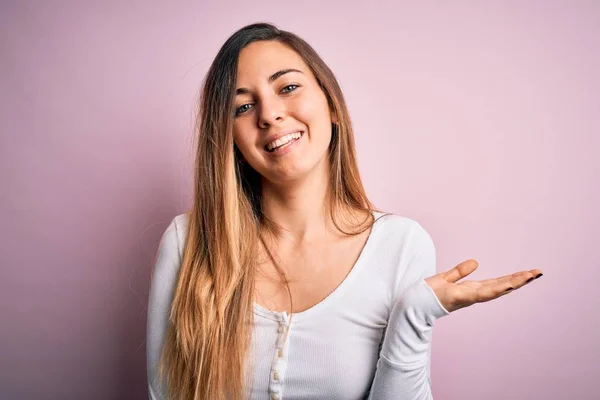 Młoda Piękna Blondynka Niebieskimi Oczami Nosząca Biały Shirt Różowym Tle — Zdjęcie stockowe