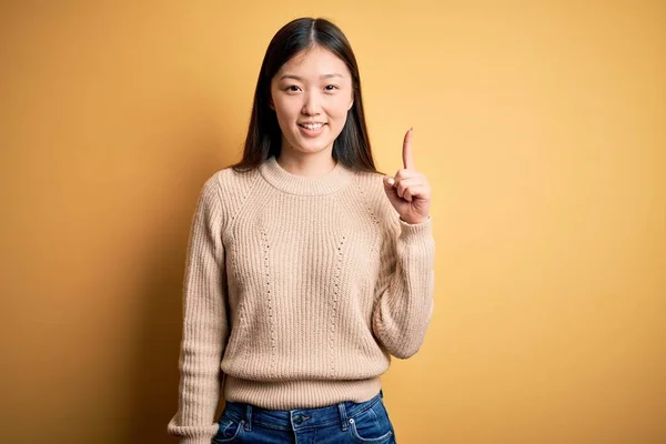 Joven Hermosa Mujer Asiática Con Suéter Casual Sobre Fondo Aislado —  Fotos de Stock