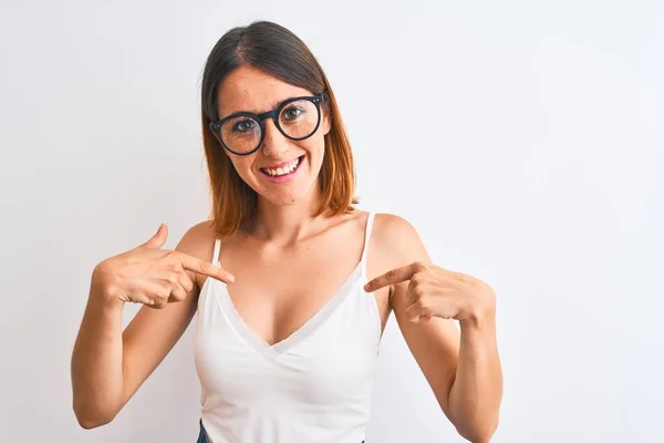 Vacker Rödhårig Kvinna Bär Glasögon Över Isolerad Bakgrund Ser Säker — Stockfoto