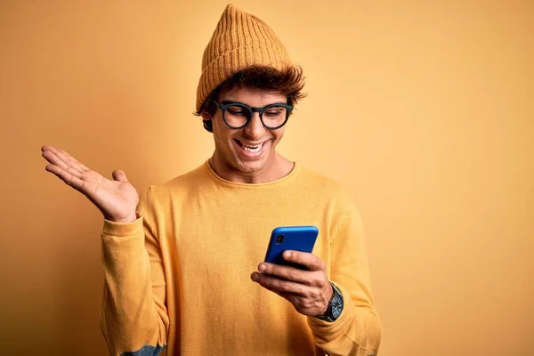 Jonge Knappe Man Met Behulp Van Smartphone Het Dragen Van — Stockfoto