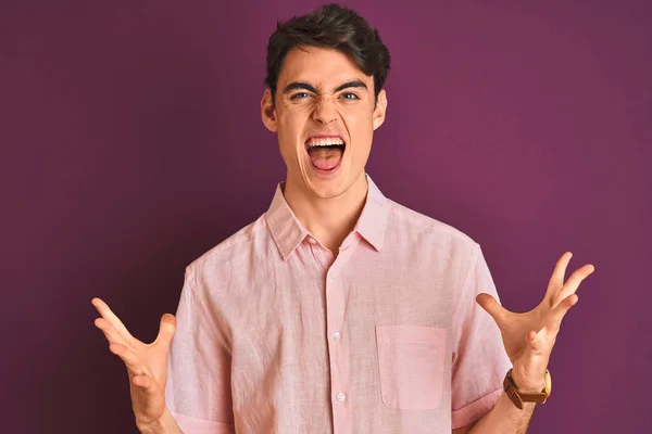 Teenager Chlapec Růžové Košili Stojící Nad Fialové Izolované Pozadí Slaví — Stock fotografie