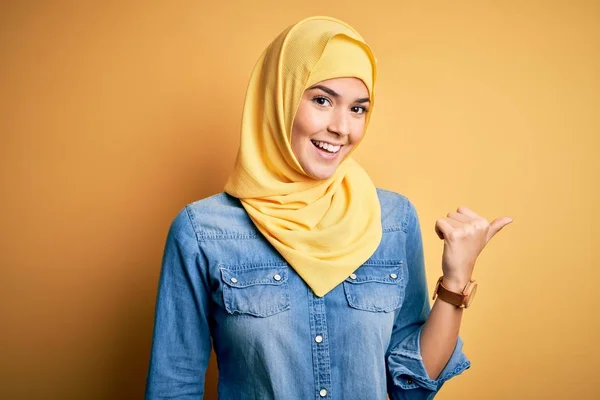 Junges Schönes Mädchen Mit Muslimischem Hijab Das Vor Isoliertem Gelben — Stockfoto