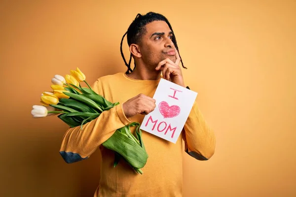 Africano Americano Hombre Celebración Amor Mamá Mensaje Papel Tulipanes Celebrando — Foto de Stock