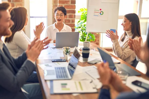 Gruppo Imprenditori Sorridenti Felici Fiduciosi Lavorare Insieme Con Sorriso Sul — Foto Stock